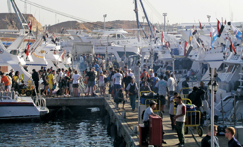 Forbyr engangsplast i Rødehavet