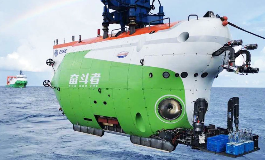 Dykket nesten 11 kilometer ned i dypet