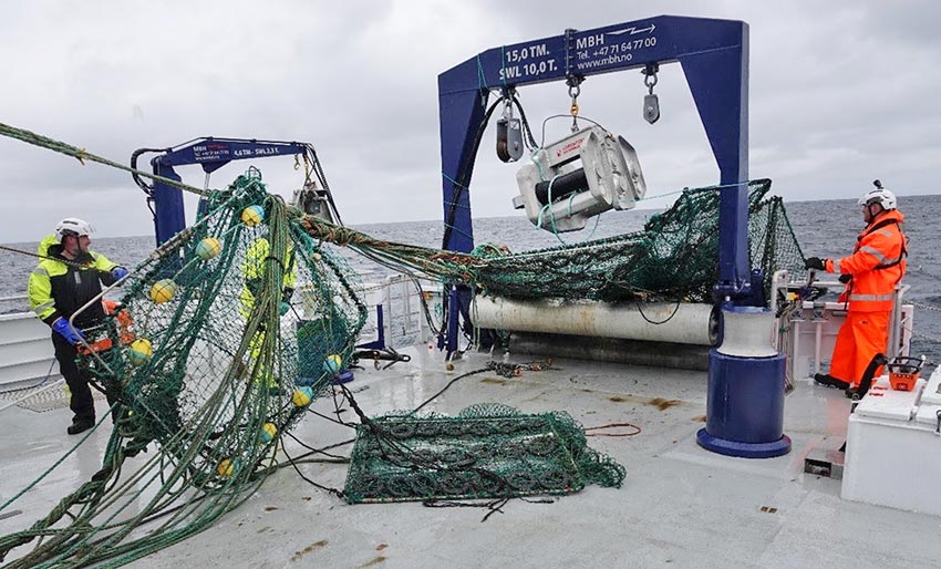 Rydder fiskeredskap i Finnmark