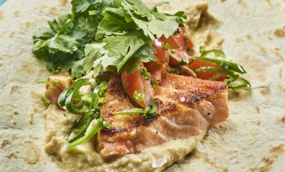 Grillet laksekebab med hummus