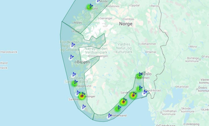 Algene blomstrer langs kysten